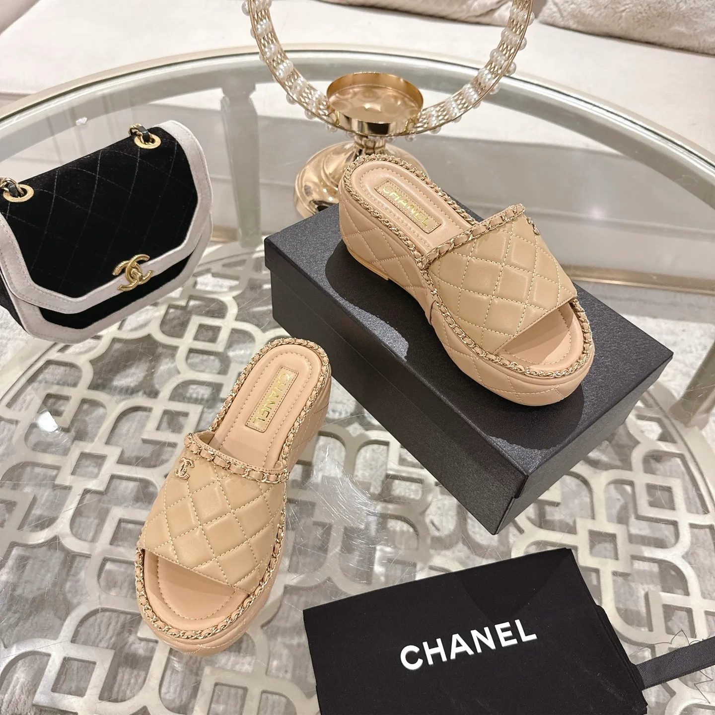 👟👟Ex-factory price 600👟👟 𝐂𝐇𝐀𝐍𝐄𝐋 | Xiaoxiang 25𝐬𝐬 🦋2025 Spring and Summer New Products Counter Classic Xiaoxiang Double C Diamond Chain Slippers Series New〰 🍬 The absolute best in the BS fashion circle. Matching will perform meticulously Minimalist, classic elements that will never fade away 💋 Show unique dressing style, too beautiful to say anything. A must-have for summer... Upper: Original high-customized lambskin Lining: Imported mixed sheepskin lining Outsole: Original molded non-slip outsole Shoe size: 35-39 (34.40.41.42 customization is not returnable)